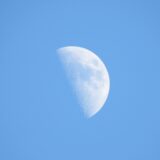 【昼間の月】どうして見える？なぜ白い？子どもと考える宇宙の不思議